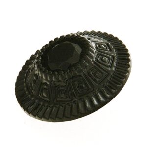 bottone in metallo con gambo, lineato 40, con spirali, colore verniciato nero, con pietra centrale colore nero.