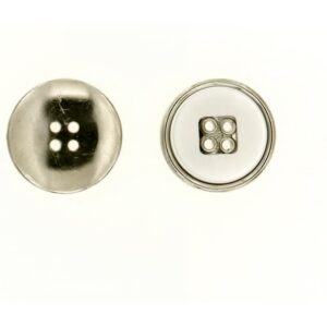 BOTTONE POLIESTERE SPESSORATO, 4 FORI, LINEATO 24, COLORE NIKEL INTERNO BIANCO. DISPONIBILE IN LINEATI 24, 28, 34 E 40.